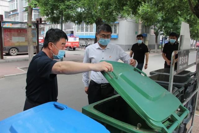 顺义区旺泉街道"四不两直"检查全国两会期间城市运行服务保障工作