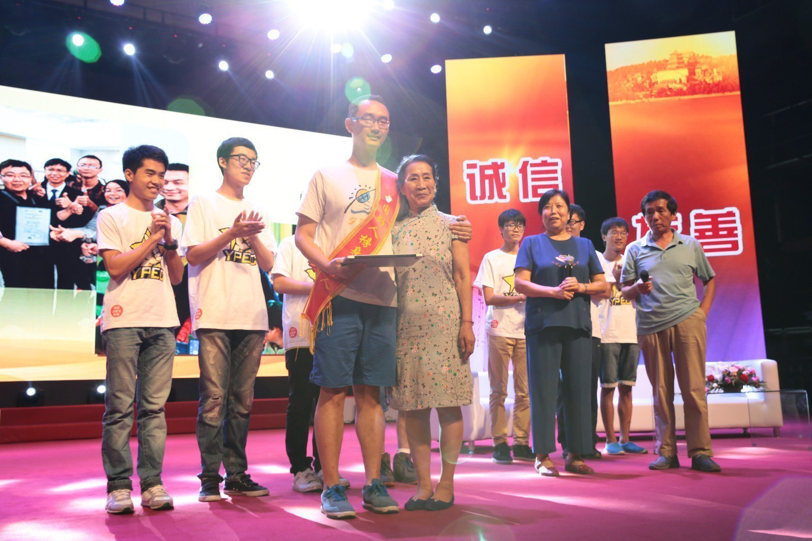 全国道德模范候选人:夕阳再晨组织张佳鑫 全国道德模范候选人:夕阳再晨组织张佳鑫