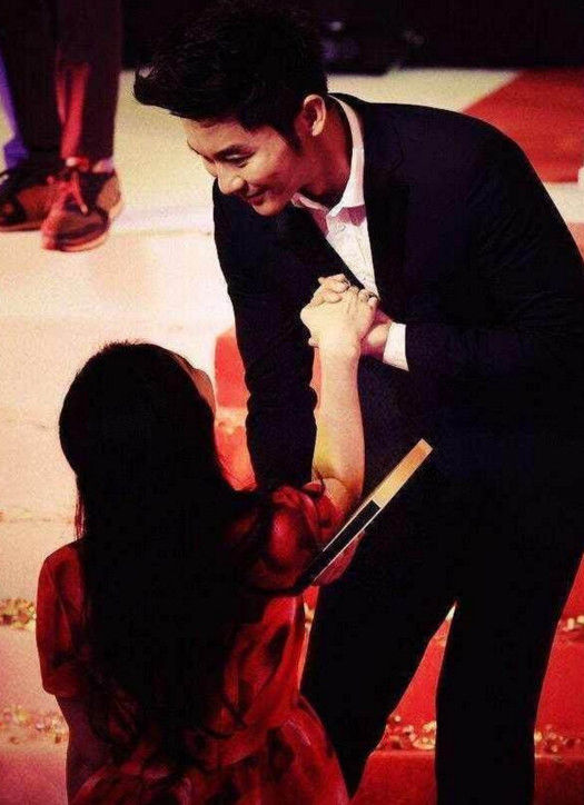 走红毯不幸出丑的女明星们,最后一张图简直绝