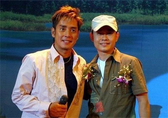 谭咏麟在华语娱乐圈口碑和地位非常高,大家最熟悉他的称呼就是谭校长.