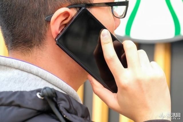 泯然众人还是引领潮流?中兴用折叠屏手机Axo