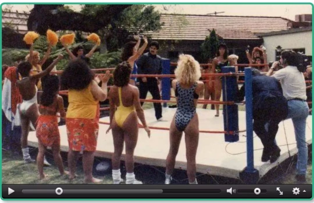 每个女性都有自己独特的摔跤角色，鲜明的特征。给人物设定贴上固定标签，方便让观众们记住，这种套路相信大家都不陌生。