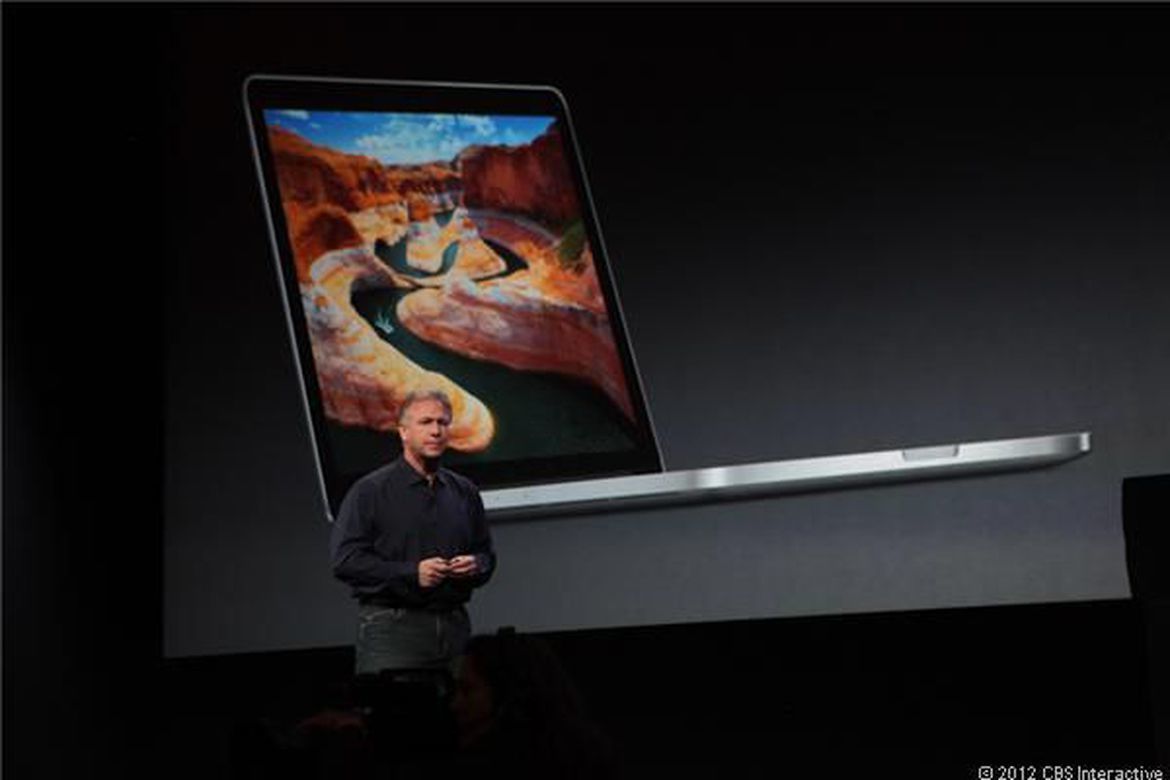 【采用Retina屏的MacBook Pro(2012年)】
iPad Pro正接近于成为笔记本的替代品,不过苹果还不想放弃Mac。库克已经多次驳斥iOS和Mac OS将会融合的传言,高级副总裁克雷格·费德里吉(Craig Federighi)也表态称Mac永远都不会采用触控屏。在库克执掌期间,Mac进行了一系列的小改进,其变动甚至比iPhone、iPad和Apple TV的升级还要保守。MacBook Pro在2012年迎来了Retina高清屏幕。不过,它的设计基本上没什么变化,就只是在2015年增加了“Force Touch”压敏触控板。