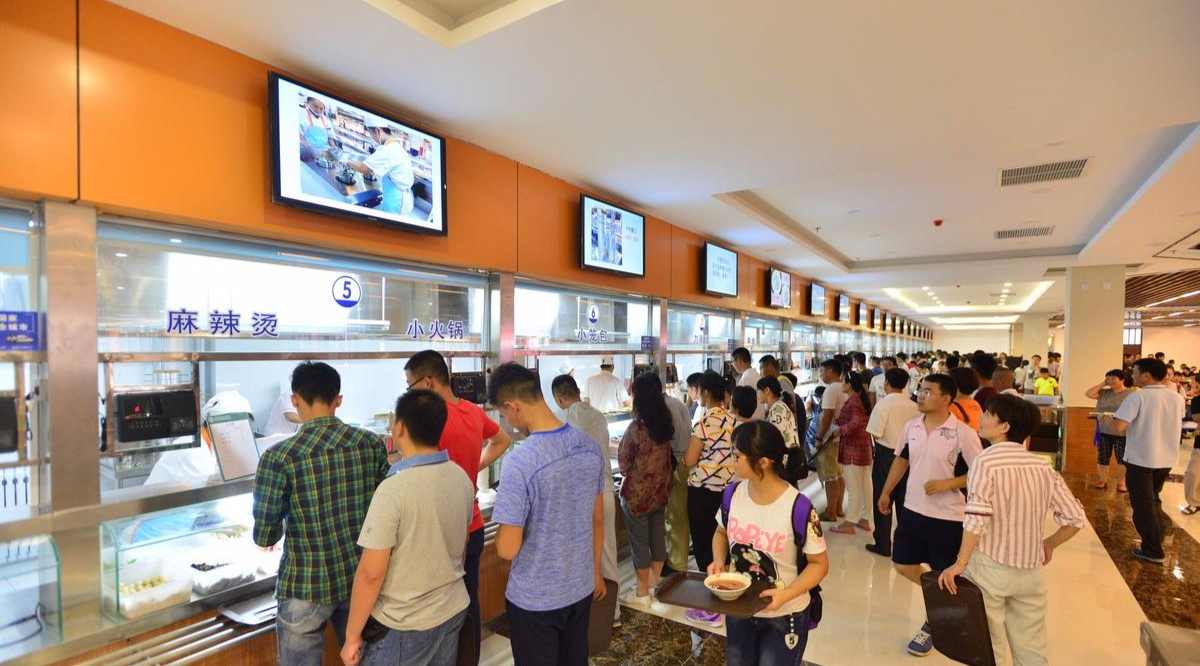 不少新生和家长尝鲜。