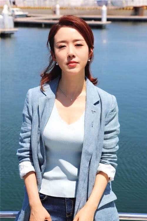 40岁颜丹晨也敢这么穿!深V直接开到肚脐眼