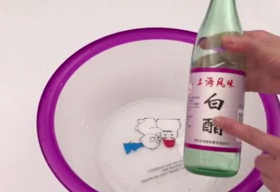 白色衣服发黄难清洗,只要撒上它搓洗一下,5分