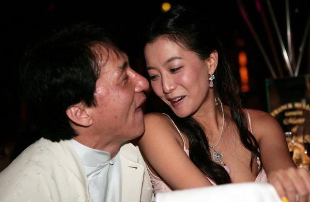 很快坊间传出绯闻,有说白冰借成龙上位,也有说成龙求金喜善而不得,转