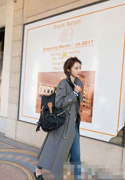 高俊熙街拍造型示范 条纹t 牛仔裤随性又清爽