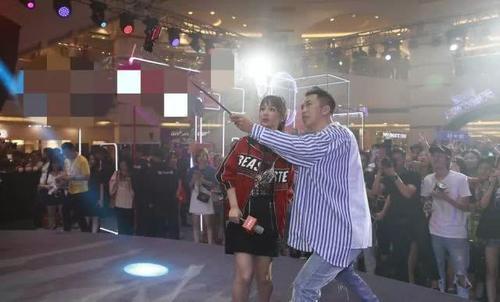 167杨紫穿短裙秀大长腿,效果不佳,网友:是鞋底