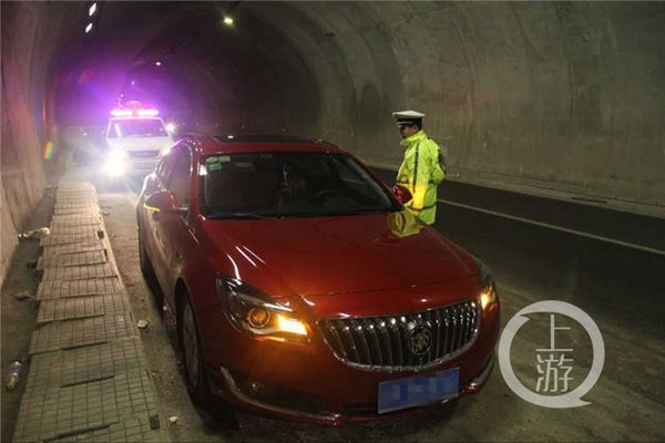 21日凌晨1点多，重庆市高速执法队员在沪蓉高速进城方向马垭口隧道（巫山县境内）发现应急停车岗内停了一辆红色小轿车。执法队员发现驾驶位和副驾驶位都空无一人，最后在车辆后排发现了一名正在睡觉的女子。