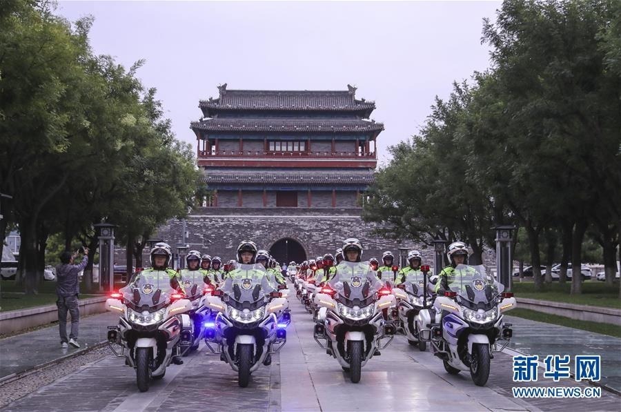 9月12日，北京市公安局公安交通管理局首都交警铁骑出征仪式在北京永定门广场举行。 当日上午，北京公安交管部门新组建的首都交警铁骑队正式亮相，首批185名铁骑交警将驾驶警用摩托车上路执勤。为进一步提高路面动态管控、快速反应、快速处置能力，北京交管部门在保持基层交通执勤大队原有摩托车配置的基础上，从城区各交通支大队选拔优秀中青年交警组成了首都交警铁骑队伍，主要承担全市环路、城市主干道、繁华商圈的高峰疏导和事故快处、道路巡控处突、动态交通违法查处以及其他临时性紧急任务。 新华社记者 殷刚 摄