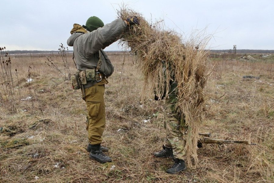 俄军狙击手展示伪装技术。