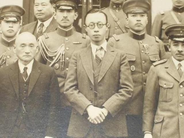 溥仪吃饭有个习惯,日本天皇见了难以理解,天皇
