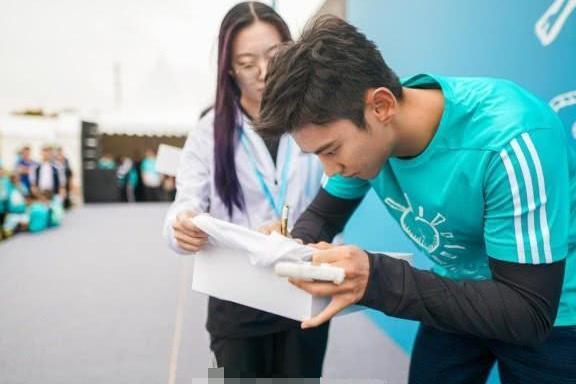 宁泽涛退赛后首度公开亮相,左手中指打着厚厚