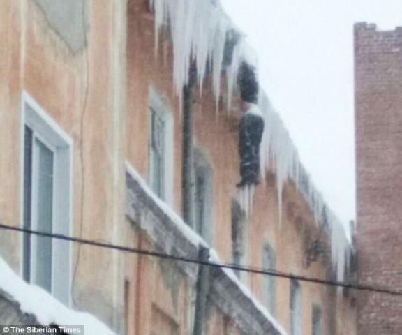 男子悬挂大楼房檐变成人肉冰柱 排除自杀