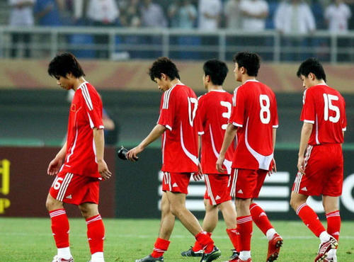 国足踢球那么差,为什么不降低他们的待遇?