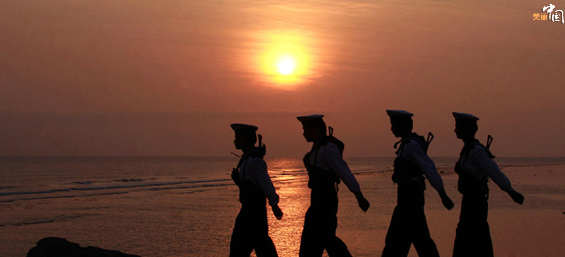 驻扎在西沙永兴岛上的中国水兵迎着朝阳巡逻。