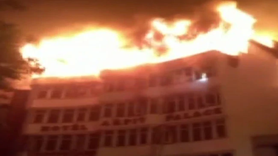 印度德里一家酒店发生火灾 9人死亡