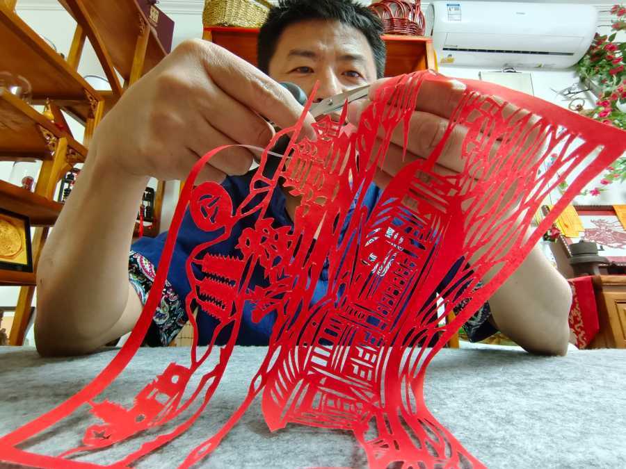 尹浩:以红色主题作品 喜迎建党100周年