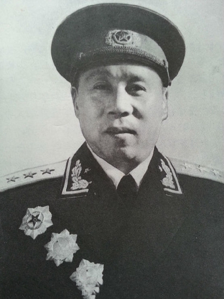 甘泗淇(1903 -1964)湖南宁乡人
中国人民的革命战士、中国人民解放军上将、中国人民解放军高级将领。苏联莫斯科中山大学毕业，历任红二方面军政治部主任、八路军一二零师、晋绥军区、陕甘宁晋绥联防军政治部主任、中国人民志愿军副政委兼政治部主任、中国人民解放军总政治部副主任。原名姜凤威，别名姜炳坤。1925年加入中国共产主义青年团。1926年转入中国共产党。1927年党组织派他赴苏联莫斯科中山大学学习，从那时起改名为甘泗淇。4年后，甘泗淇学成回国任中国工农红军独立1师党代表。1955年9月，同妻子李贞一起被授衔，甘泗淇为上将，妻子李贞为少将，成了中国革命史上第一对将军夫妇。来源：《中国共产党新闻网》