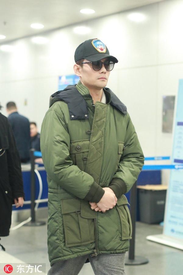 穿绿棉袄不土的王凯 年纪大了还是怕冷啊