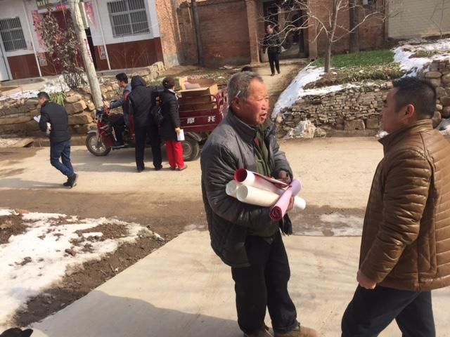 临渭区民政局在包联村开展春节前大走访 大慰