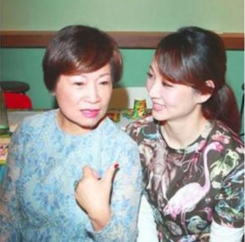 结婚两年婆婆逼我们离婚,一年后医院偶遇前夫