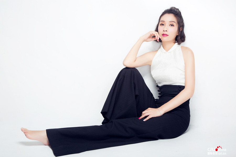 杨恭如初秋休闲大片 丸子头嘟嘴卖萌俏皮如少女