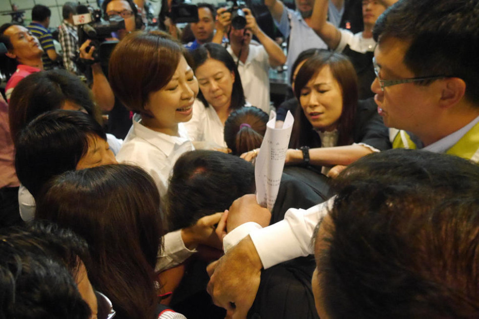 图为：国民党议员阻挡代理议长郭信良（中低头）上主席台宣布会议进行，蓝绿双方展开拉扯、推挤。