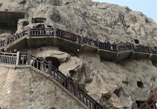 龙门石窟人挤人十米距离需走十分钟,游客感叹