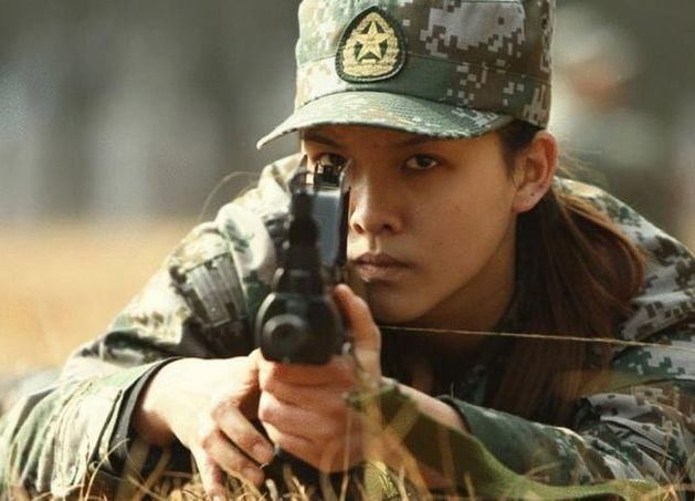 大一就演女一号,拍打戏从不用替身,才23岁就把