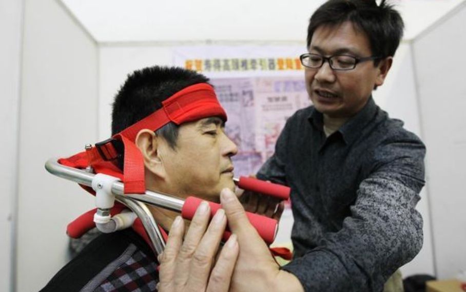 颈椎病压迫神经,头晕手麻,老军医来支招,三招见