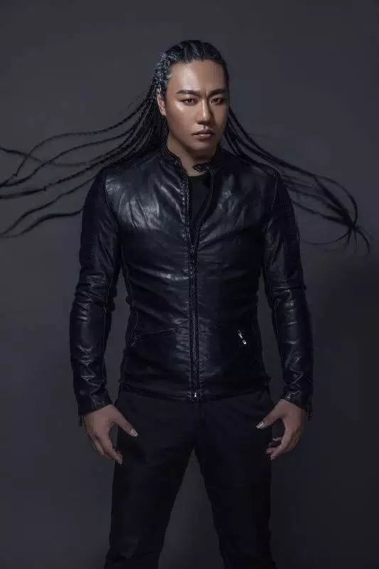 耀阳,以态度为墙 耀世而来,让信仰之声直击内心 以歌为名,不再流浪