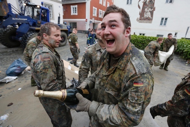 果然资本主义的花花世界就是“腐朽”，抢险救灾不是军队天经地义的嘛！还开香槟奖励，你看都给这位大哥乐成啥样了，不过我想问问这香槟好喝不？