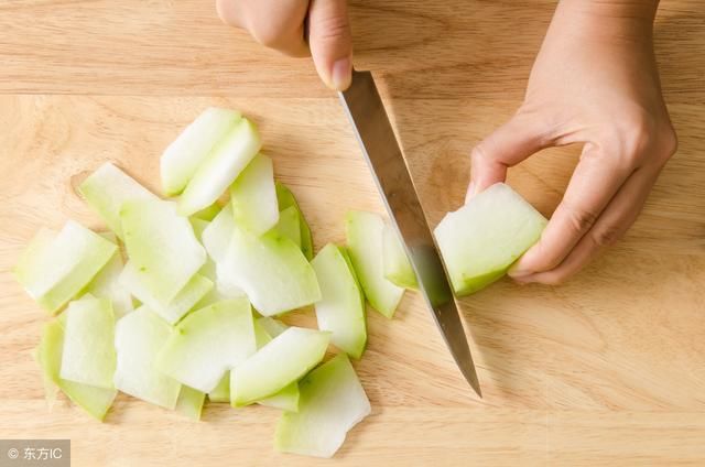 眼袋让人看上去不舒服,让冬瓜来帮你去除眼袋