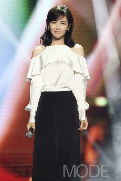 露肩装都会穿 但你要像刘涛这样优雅 露肩装都会穿 但你要像刘涛这样优雅