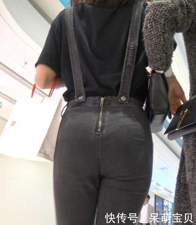 胯宽的女生穿黑色紧身裤,细腰的人体美学,就是