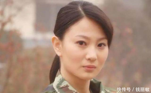 不管是军装还是生活照,侯梦莎都很美,可惜一直