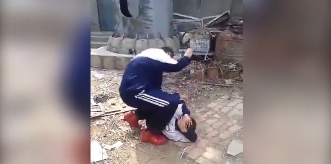 山东4学生围殴同学逼其下跪手抓大便 警方介入