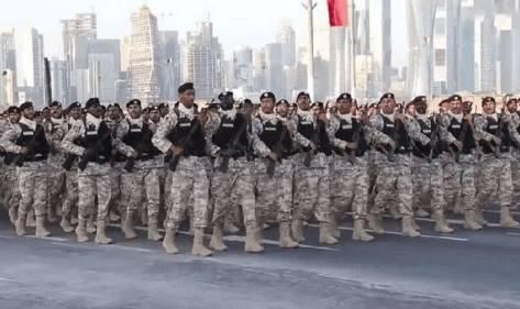 中国正步口号现卡塔尔阅兵,身处困境临危不惧