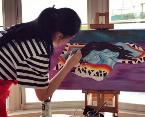 组图:张馨予巴黎街头卖画 拍照活泼鬼马嘴角带笑