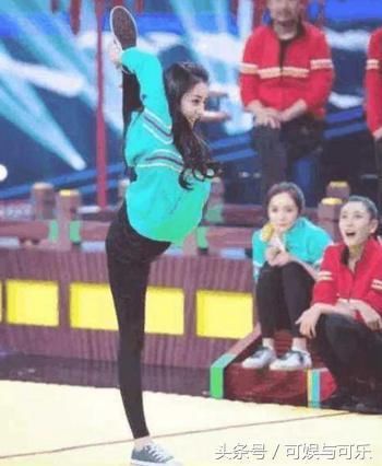 热巴浙江跨年晚会献舞,全程只顾撩头发放电,舞