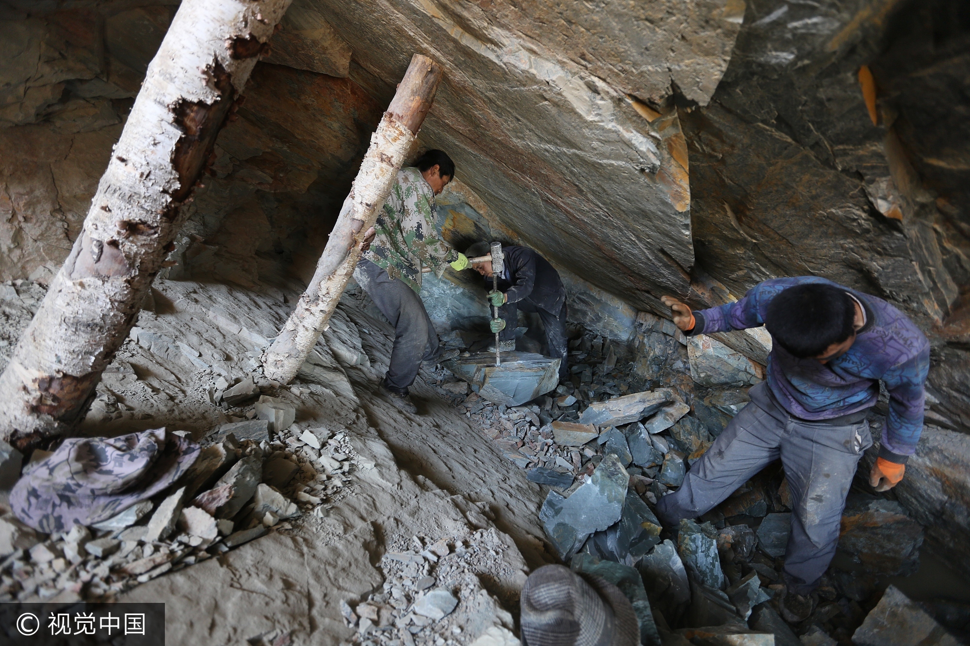 采砚人将采下来的大块砚石料进行筛选。相约上山的十几个村民背上绳子，手脚并用爬上位于半山崖的采砚洞里，三人一个洞，开采只能靠人力钢钎凿、铁锤砸。