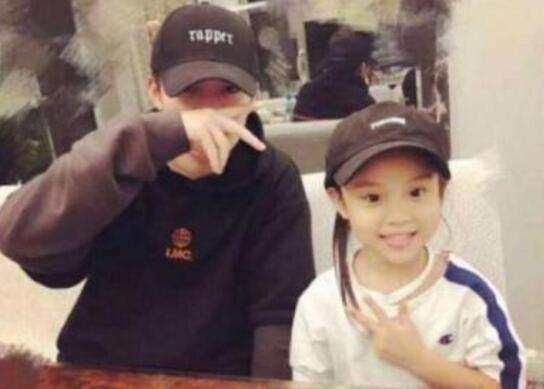 李小璐发文回应夜宿pgone家事件,网友们却指出