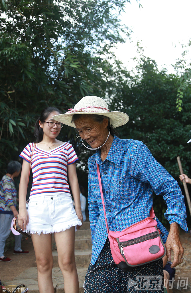 徐秀珍奶奶生活在阳朔月亮山下，人们称她为“月亮妈妈”，她经常为游客唱电影刘三姐的插曲。