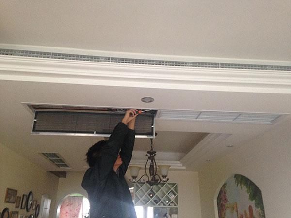 装中央空调,工人非把吊顶往下吊20公分!明明不