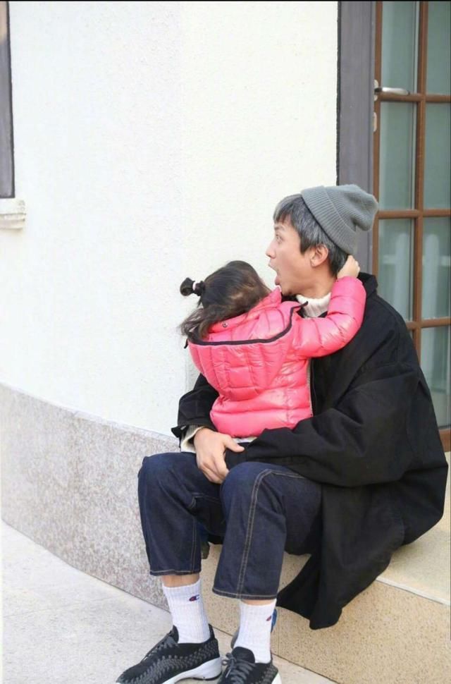 说来也是,小花妹妹出镜一般都是背影,而且发型都是随意的一扎,网友们