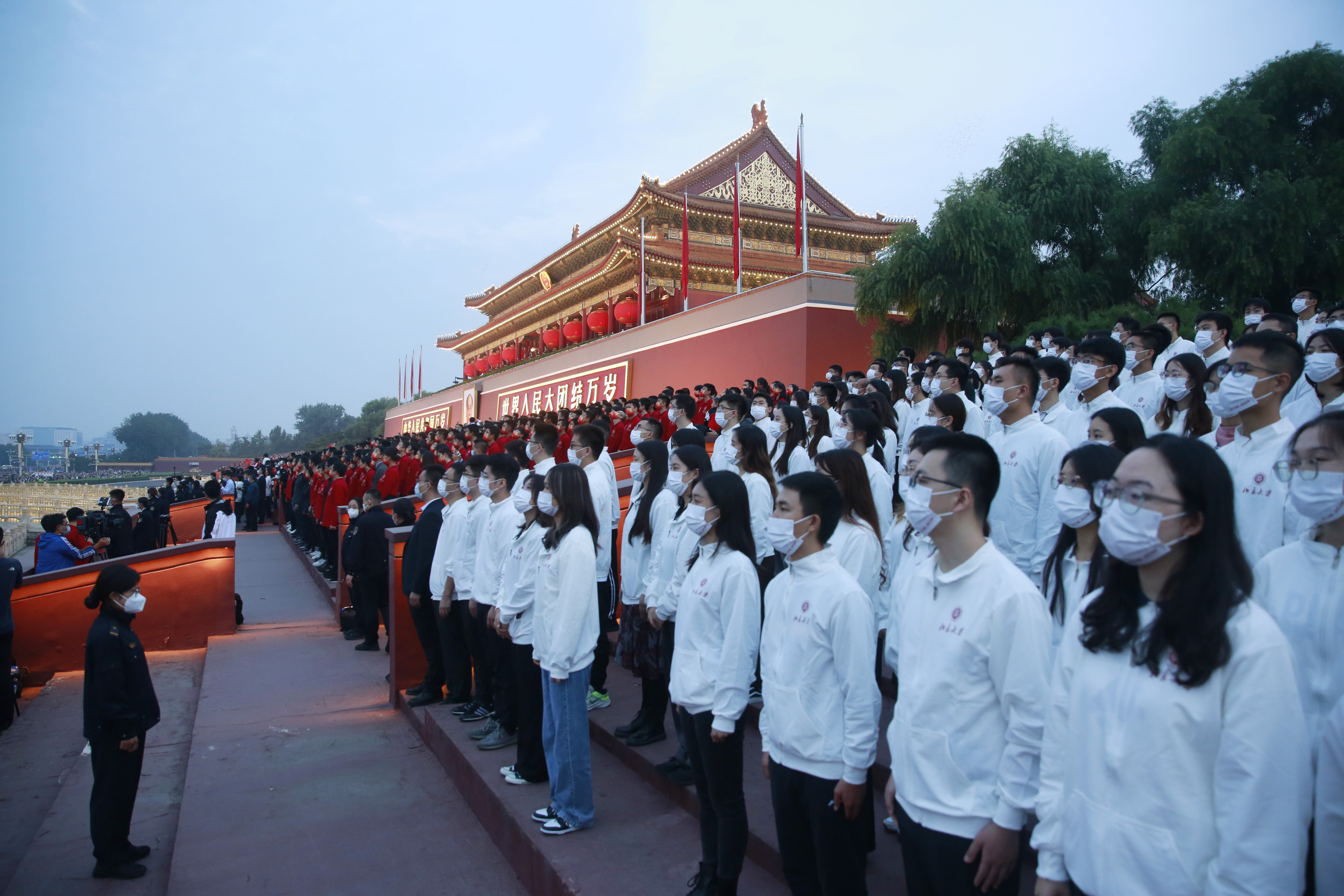 首都千名大学生天安门广场观礼升旗仪式