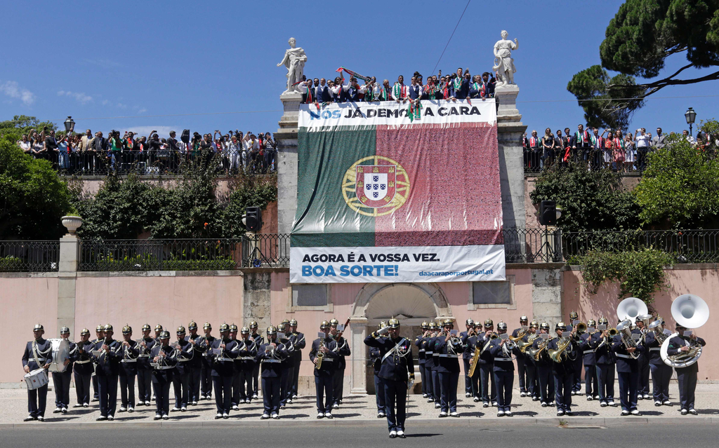 2016年7月11日，葡萄牙里斯本，2016年欧洲杯冠军葡萄牙队回到国内，全体队员和教练乘坐大巴游行并受到葡萄牙总统的接见，全城民众欢欣舞动狂欢庆祝。图为欢迎球队的军乐团