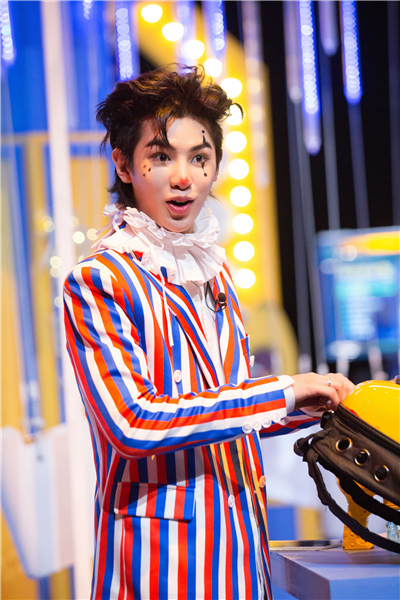 访《明星大侦探》新玩家黄明昊:爱和魏大勋一